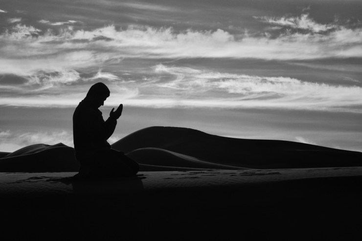 muslim-man-praying-hands_353396 (1)